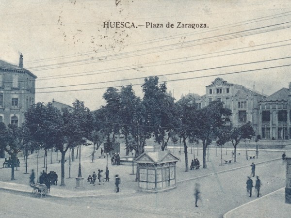 El kiosco número 1 de Huesca y un desanimado funcionario juntos en el anverso y reverso de una&nbsp;postal