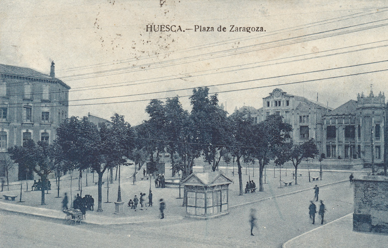 El kiosco número 1 de Huesca y un desanimado funcionario juntos en el anverso y reverso de una postal