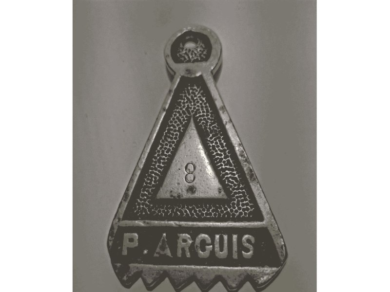 Un objeto triangular: de símbolo masónico a llavero de la habitación 8 en el parador de&nbsp;Arguis