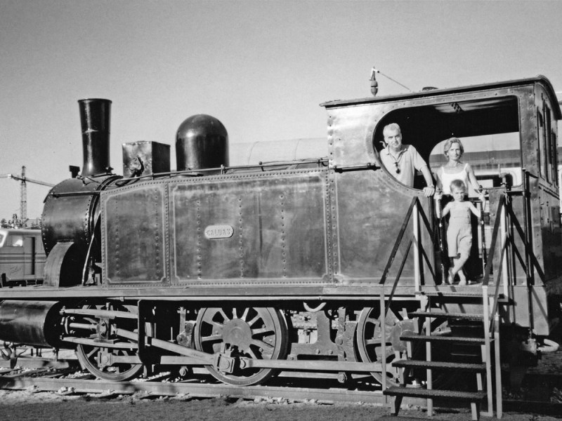 Una locomotora histórica y unos turistas&nbsp;despistados