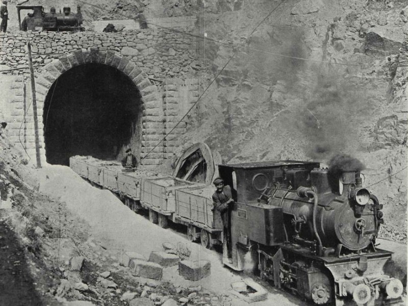 Una «ciudad» junto a un túnel y unas locomotoras Koppel en&nbsp;Canfranc
