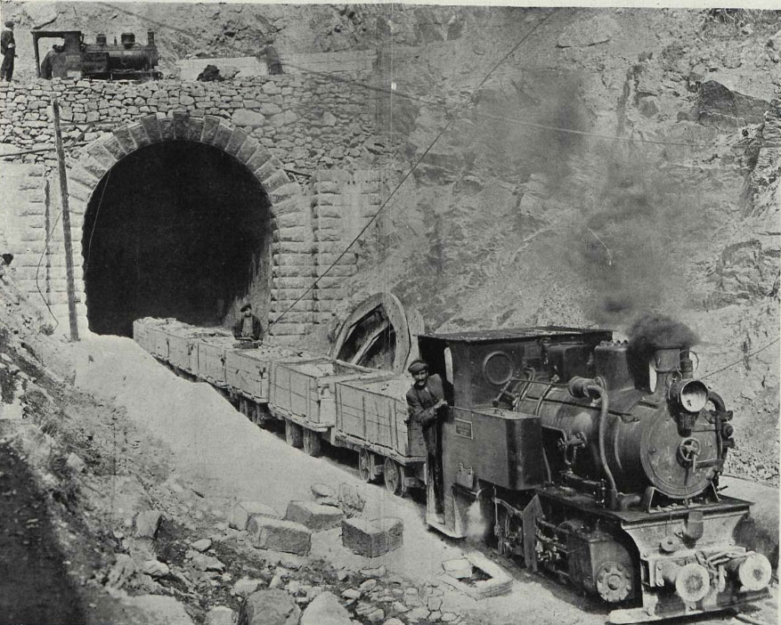 Una «ciudad» junto a un túnel y unas locomotoras Koppel en Canfranc